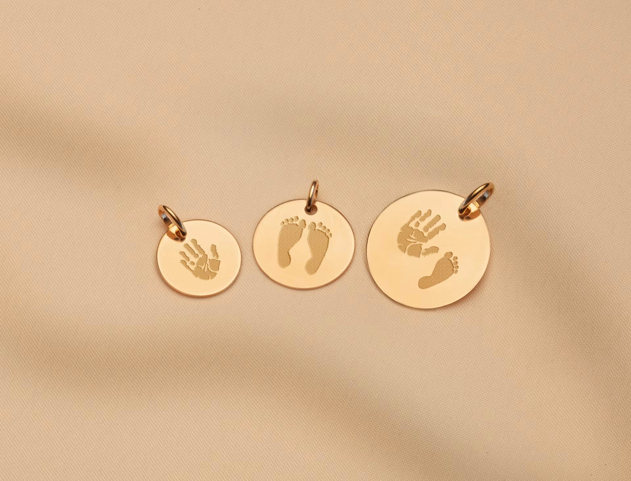 Collier Pendentif Rond Empreinte de Main et de Pied 9 carats - Or 9 carats Collier Pendentif Rond Empreinte de Main et de Pied 9 carats - Or 9 carats