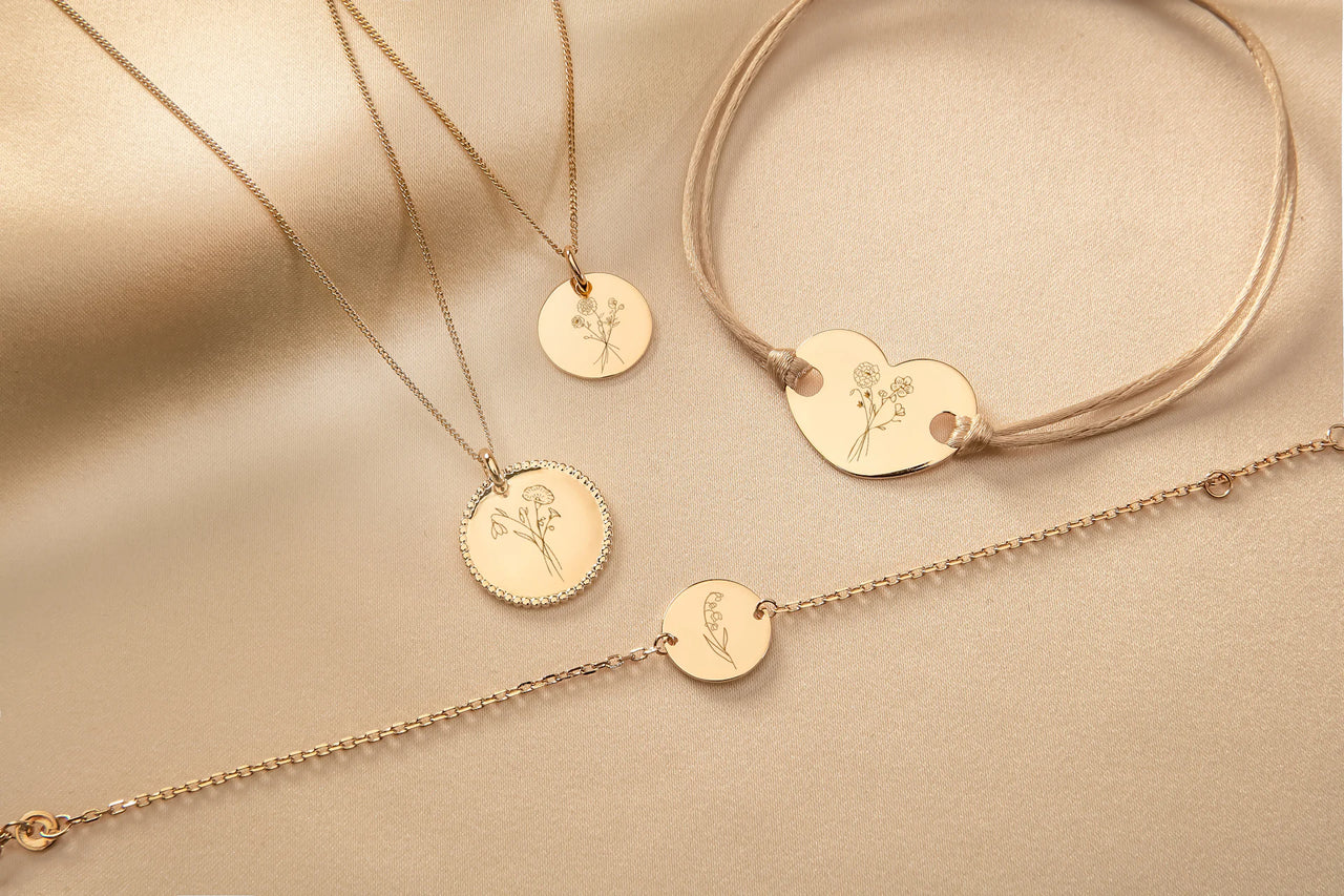 Bracelet Pendentif Rond Bouquet Fleur de Naissance - Plaque or 18 carats Bracelet Pendentif Rond Bouquet Fleur de Naissance - Plaque or 18 carats