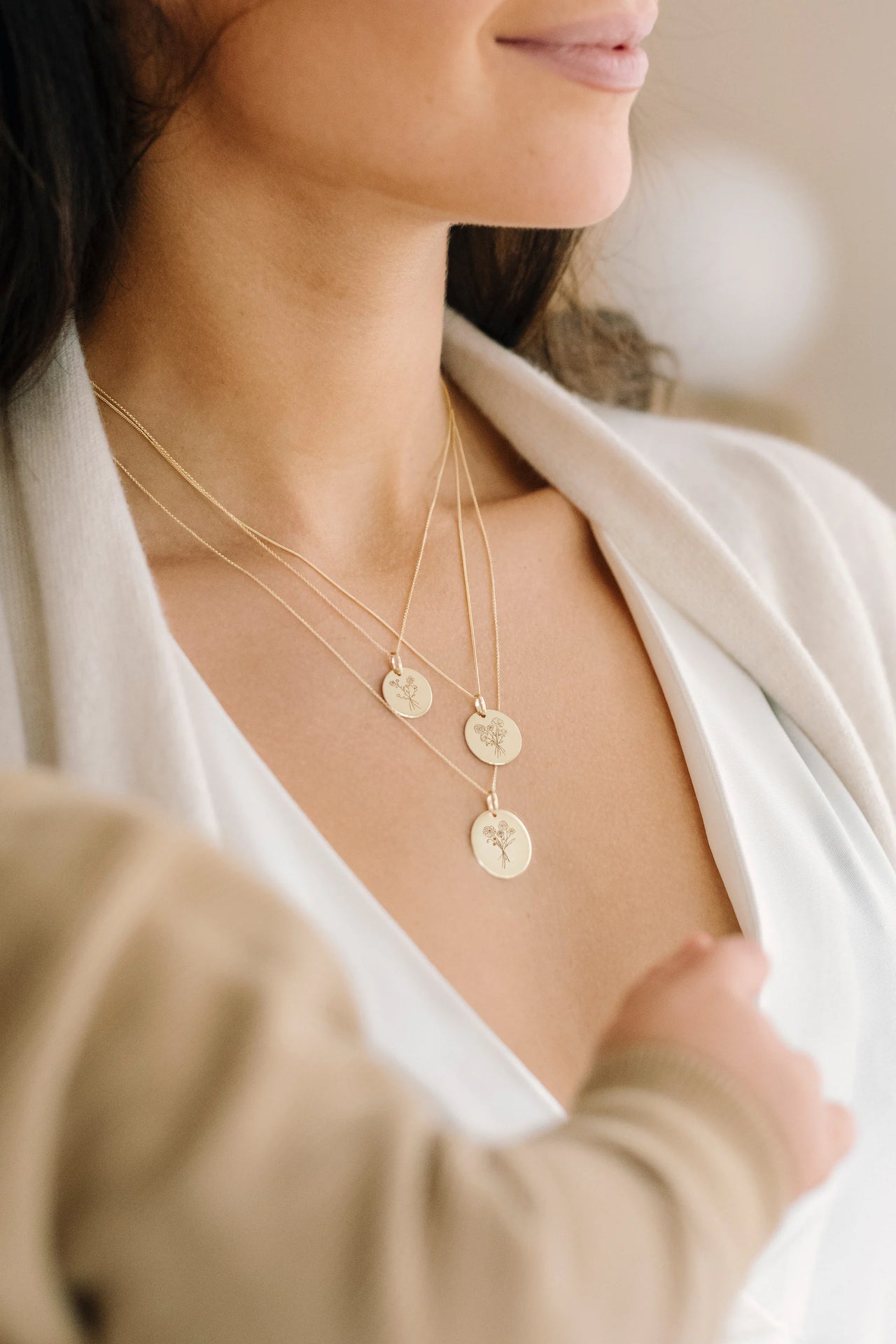 Collier Pendentif Rond Bouquet Fleur de Naissance 9 carats - Or 9 carats Collier Pendentif Rond Bouquet Fleur de Naissance 9 carats - Or 9 carats