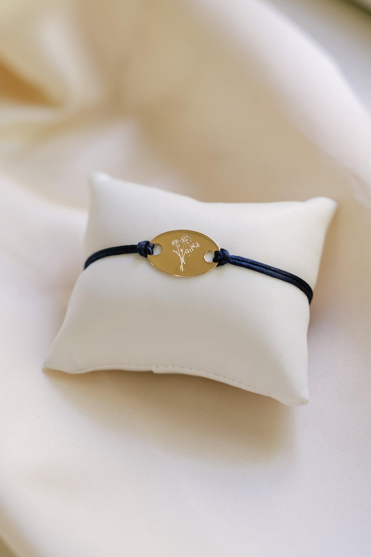 Bracelet Ovale Bouquet Fleur de Naissance - Plaque or 18 carats Bracelet Ovale Bouquet Fleur de Naissance - Plaque or 18 carats