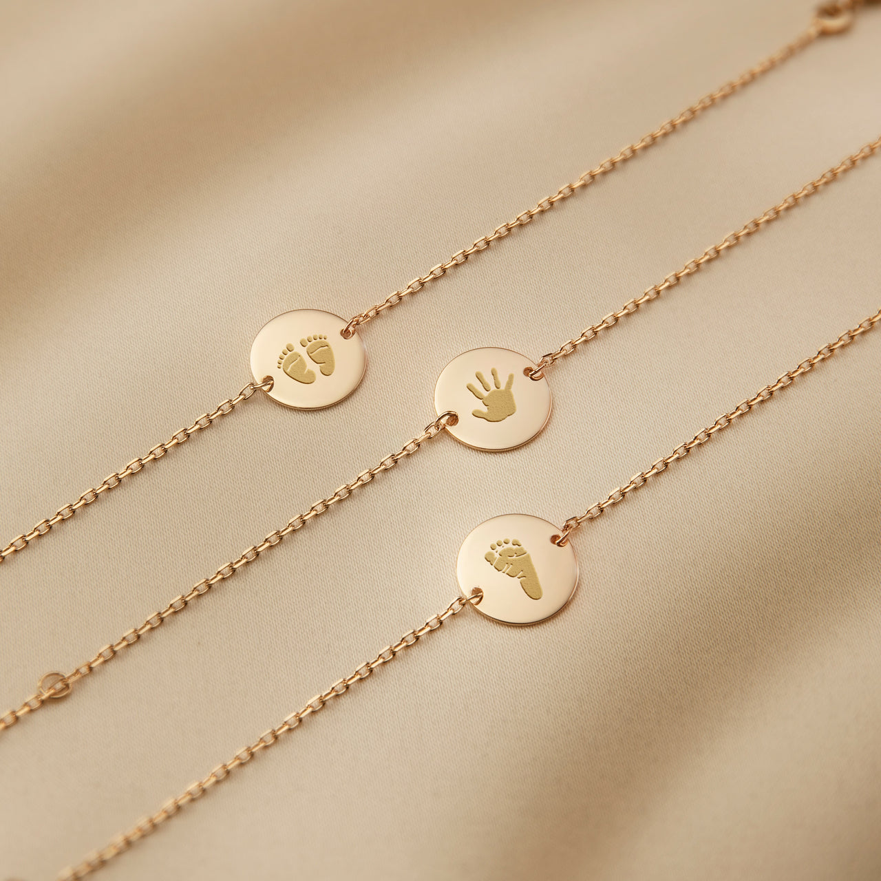 Bracelet Pendentif Rond Empreinte de Main et de Pied - Plaque or 18 carats Bracelet Pendentif Rond Empreinte de Main et de Pied - Plaque or 18 carats