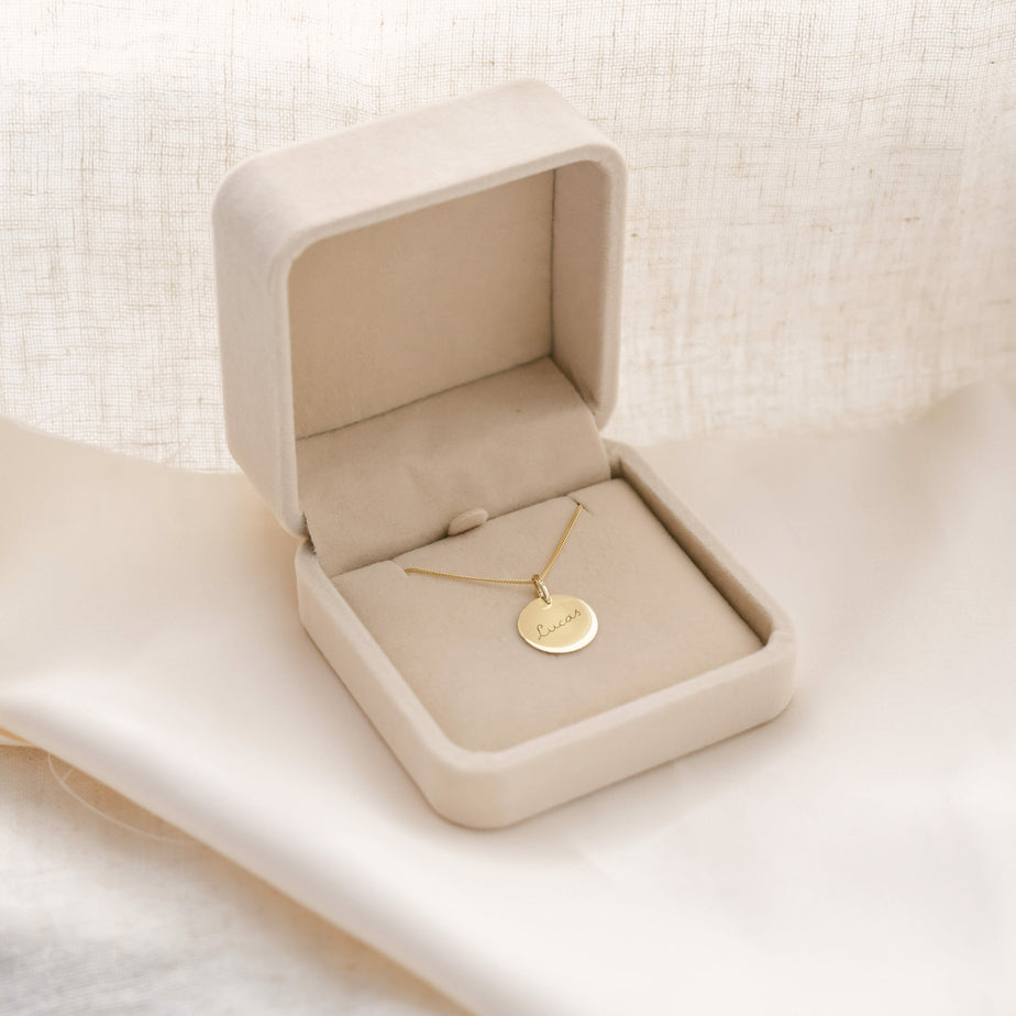 coin-ketting-met-naam-velvet-doosje