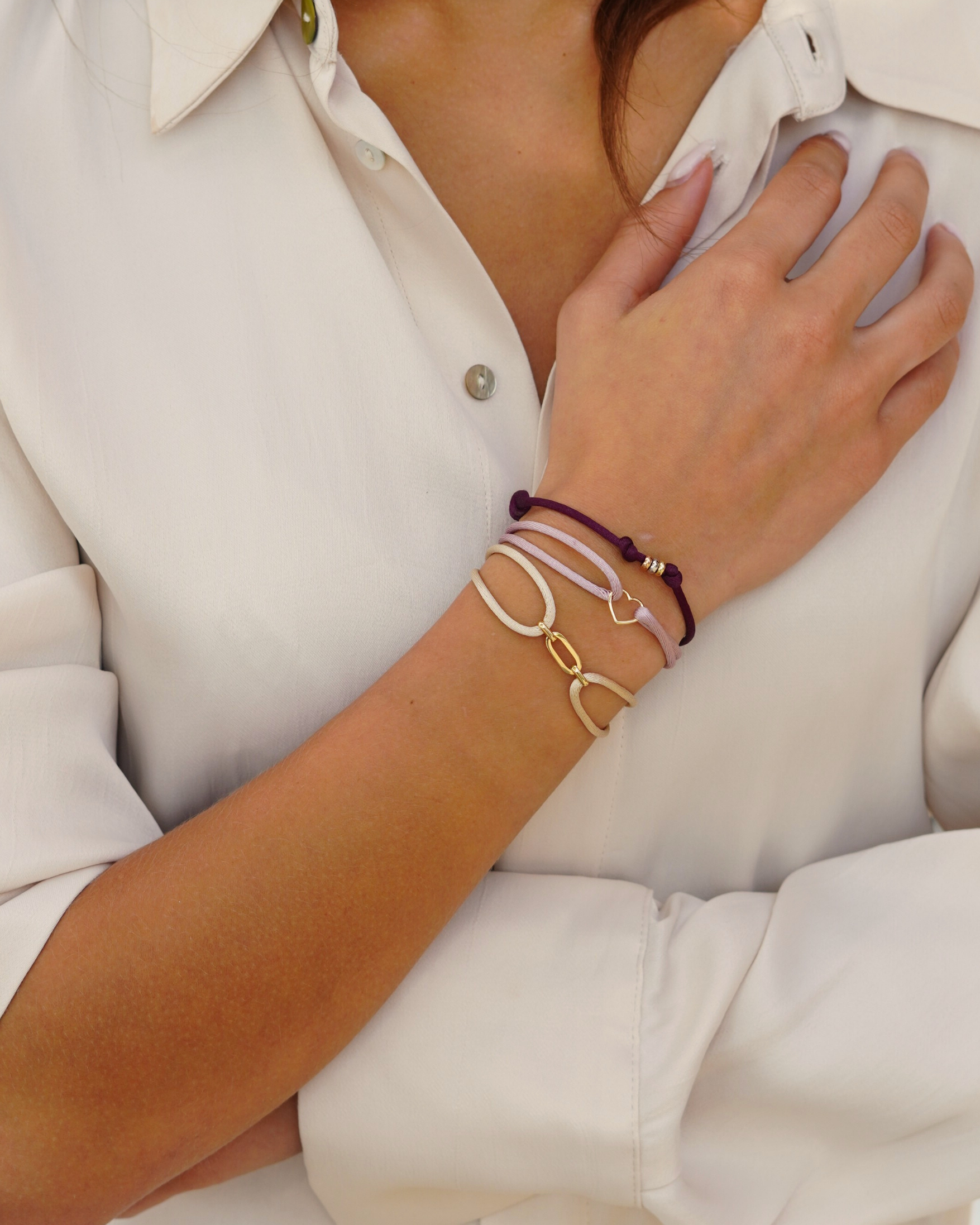 Hoe verschuif ik de knoopjes van mijn satijnen armband?