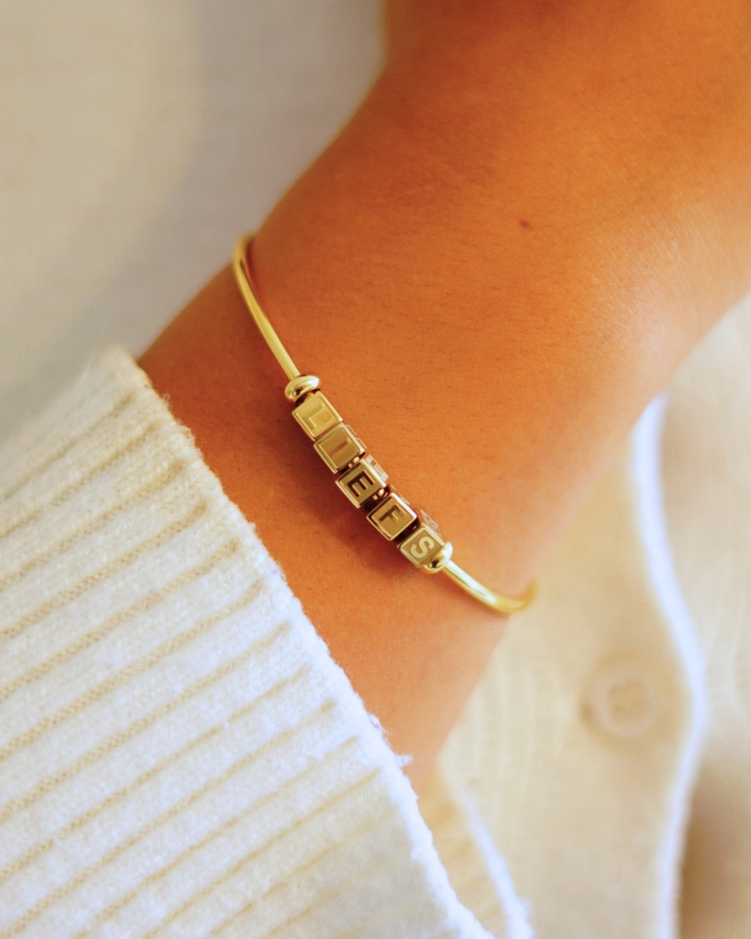 Open Initialen-Charm-Armreif - Vergoldet