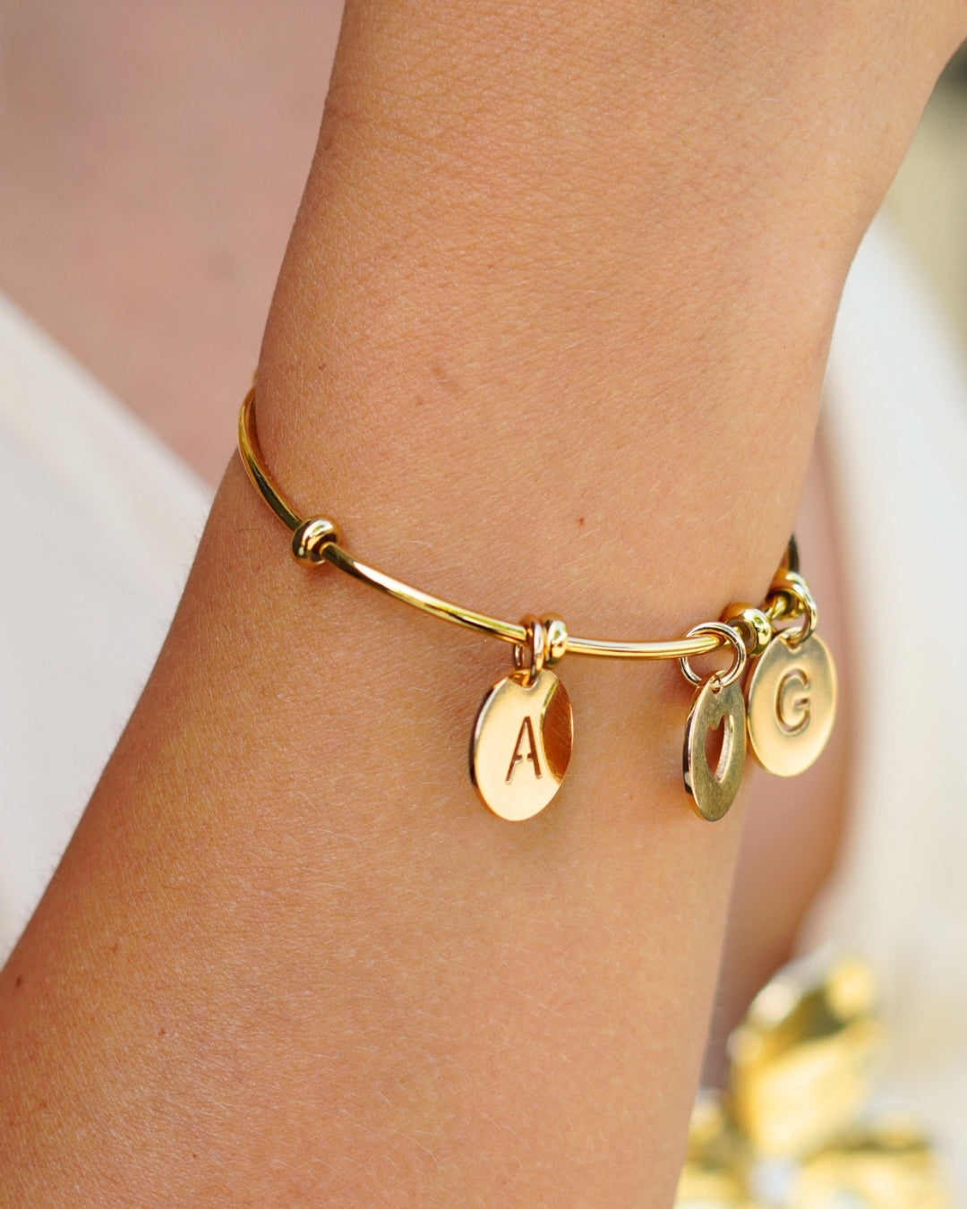 Open Initial Charm Bangle - Verguld - Gepersonaliseerde Armband