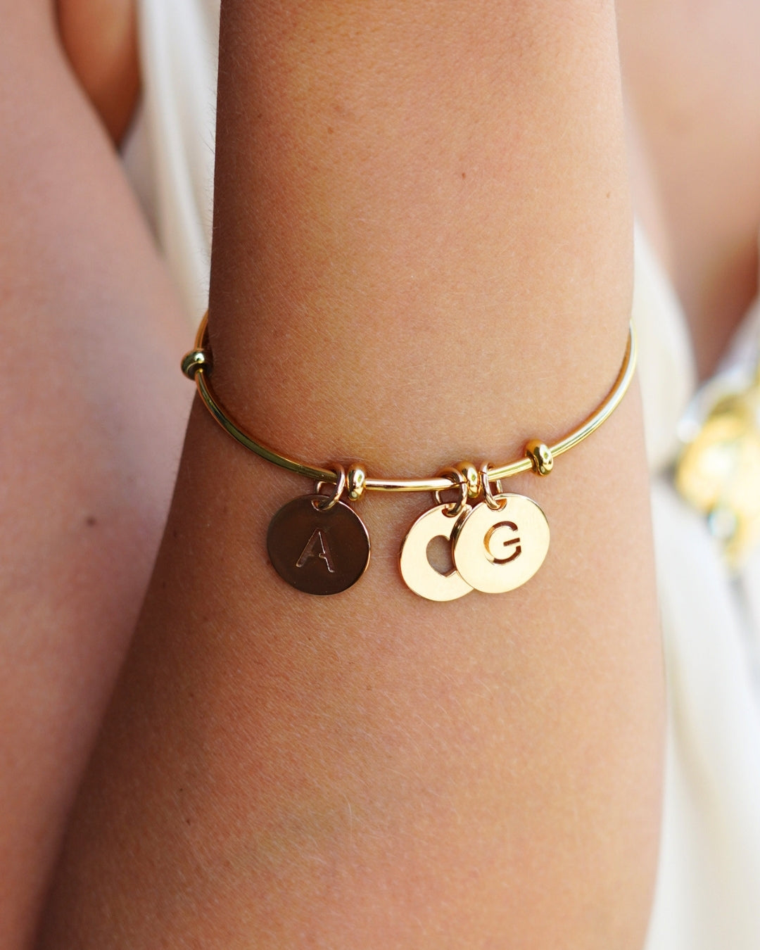 Open Initial Charm Bangle - Verguld - Gepersonaliseerde Armband