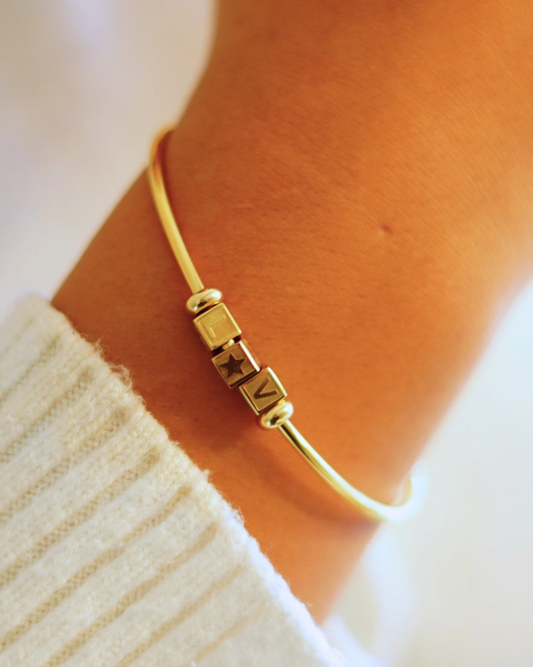 Open Initialen-Charm-Armreif - Vergoldet
