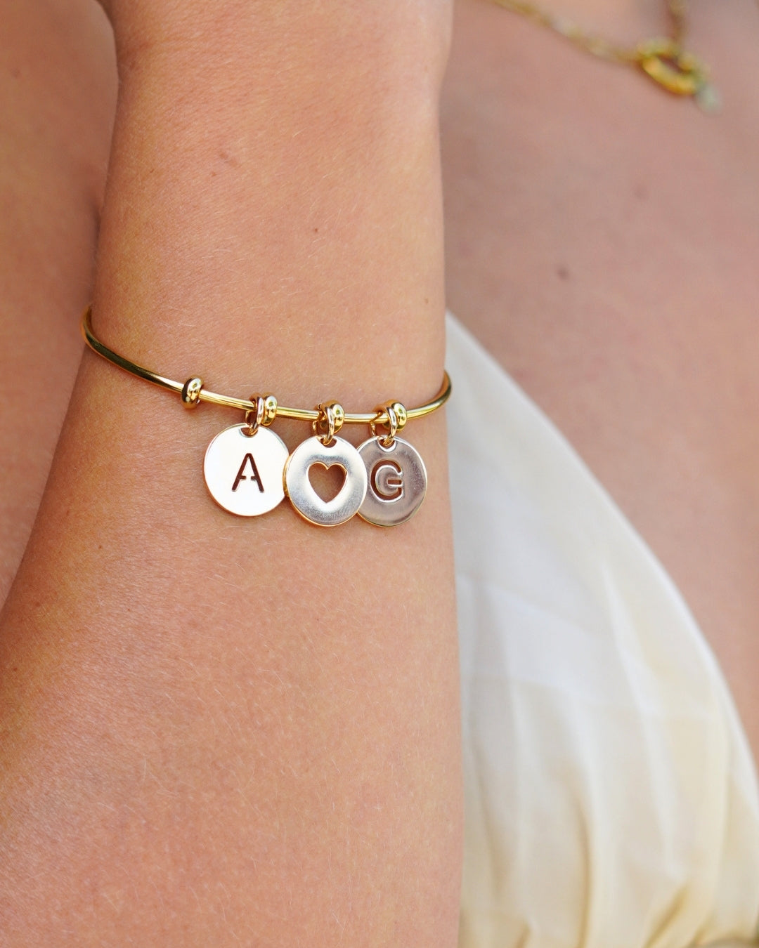 Open Initial Charm Bangle - Verguld - Gepersonaliseerde Armband