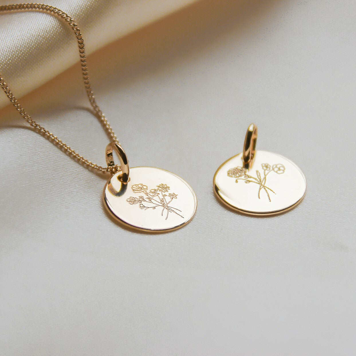 Birth Flower Bouquet Coin Ketting - 18k Verguld