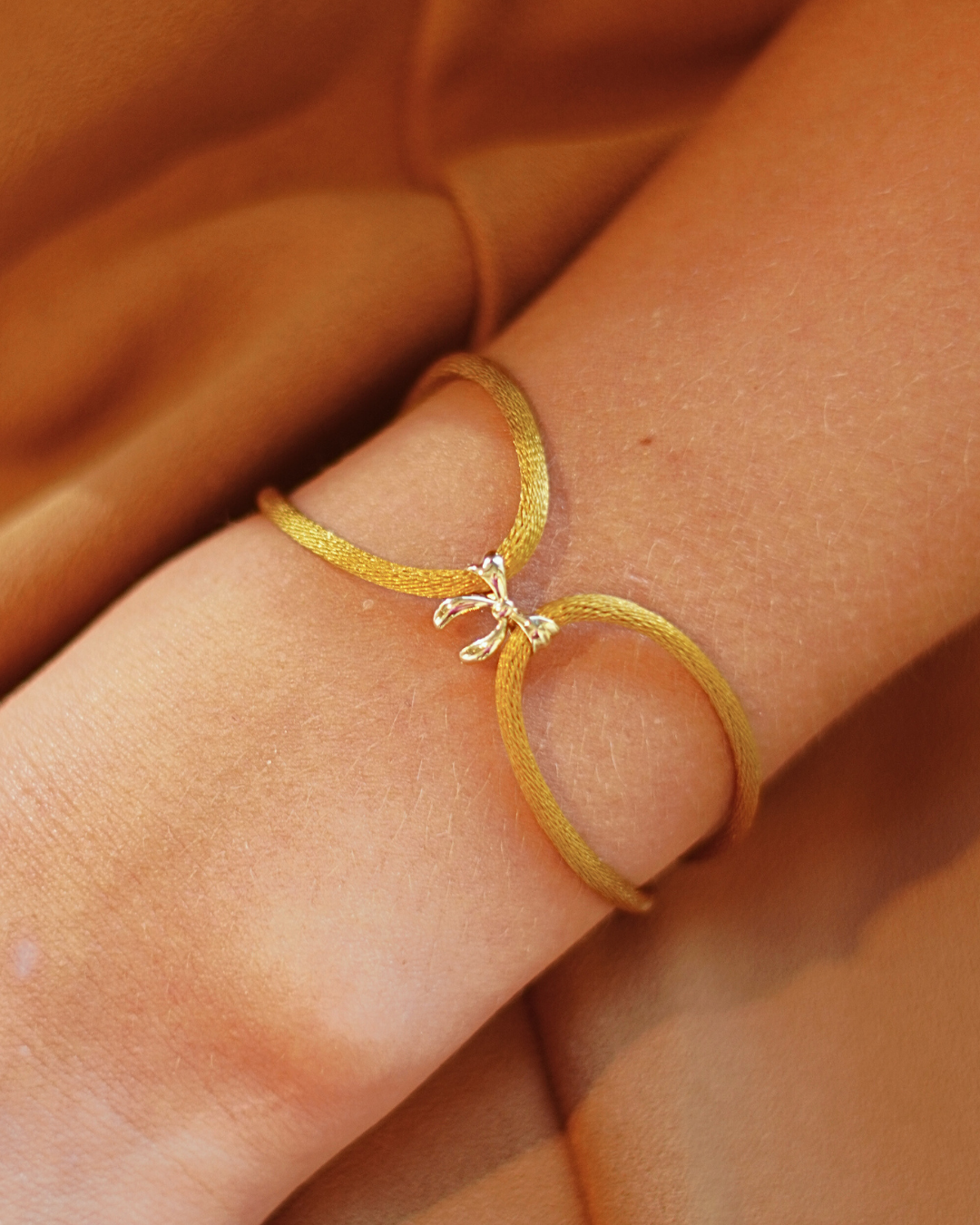Armband met 14k Gouden Strikje - 14 Solid Gold