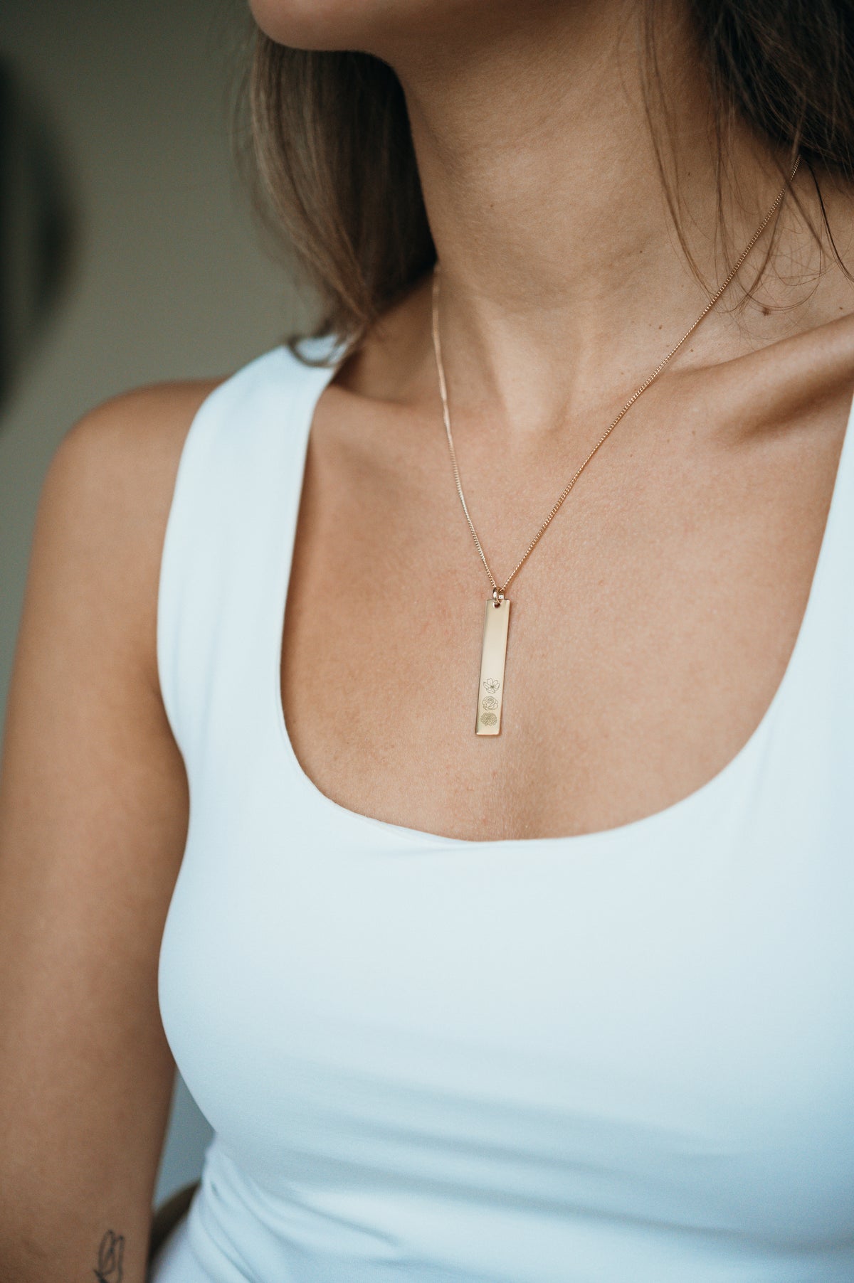 Birth Flower Vertical Bar Necklace - Gold plated