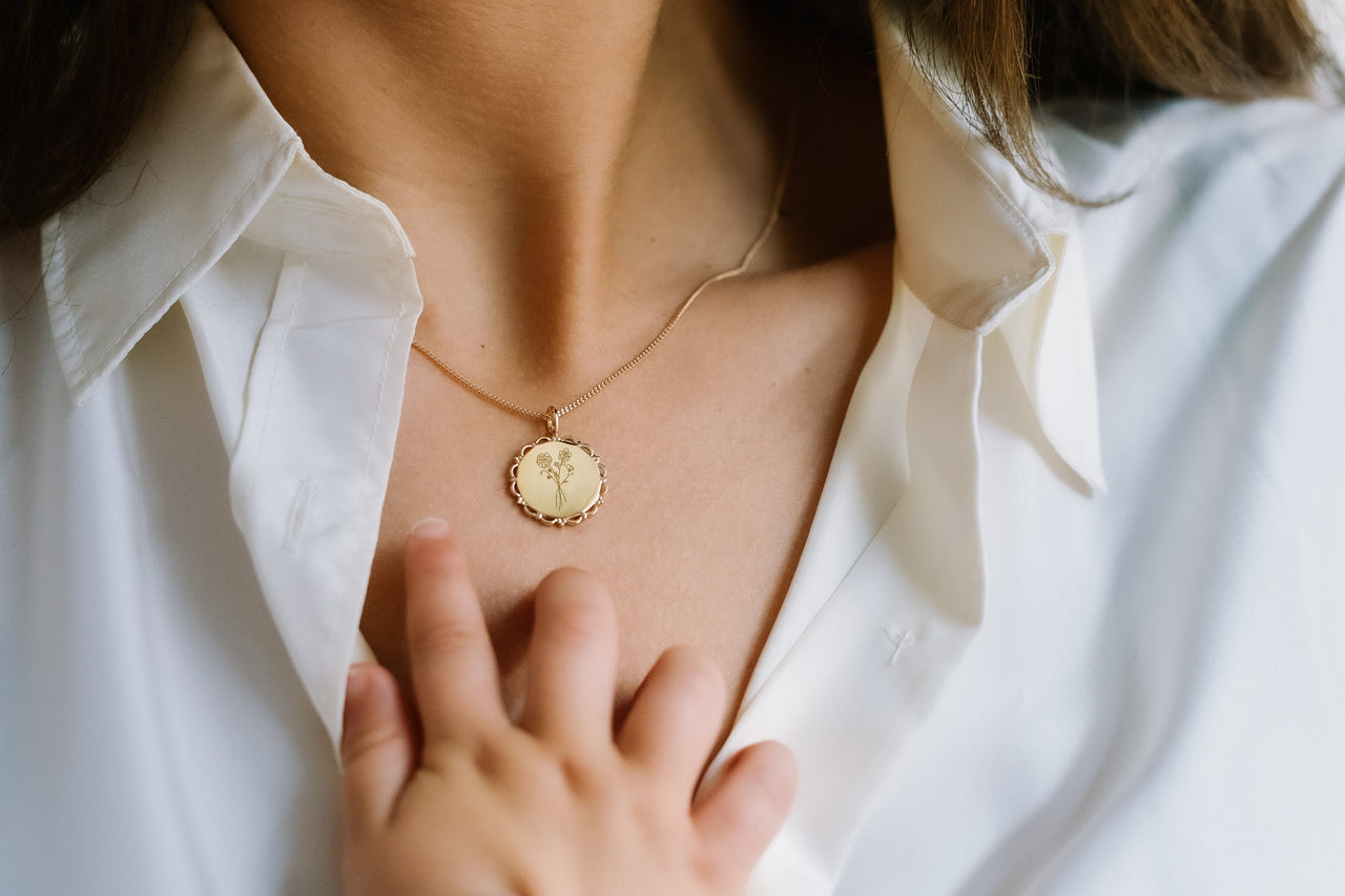 Collier Pendentif Rond Ancien Bouquet de Fleur de Naissance - Plaque or 18 carats