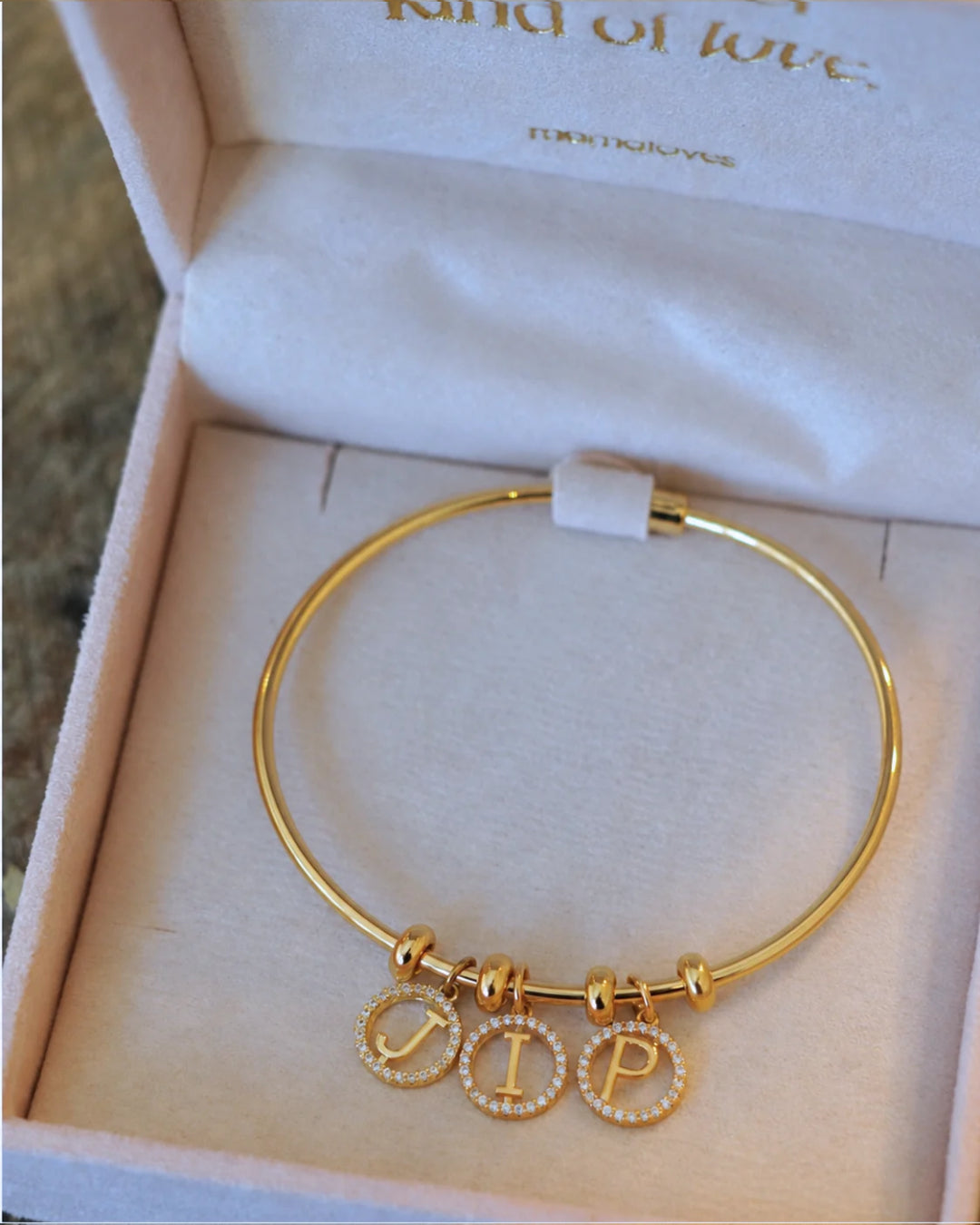 Letter Sparkle Charm Bangle - Verguld - Gepersonaliseerde bedelarmband