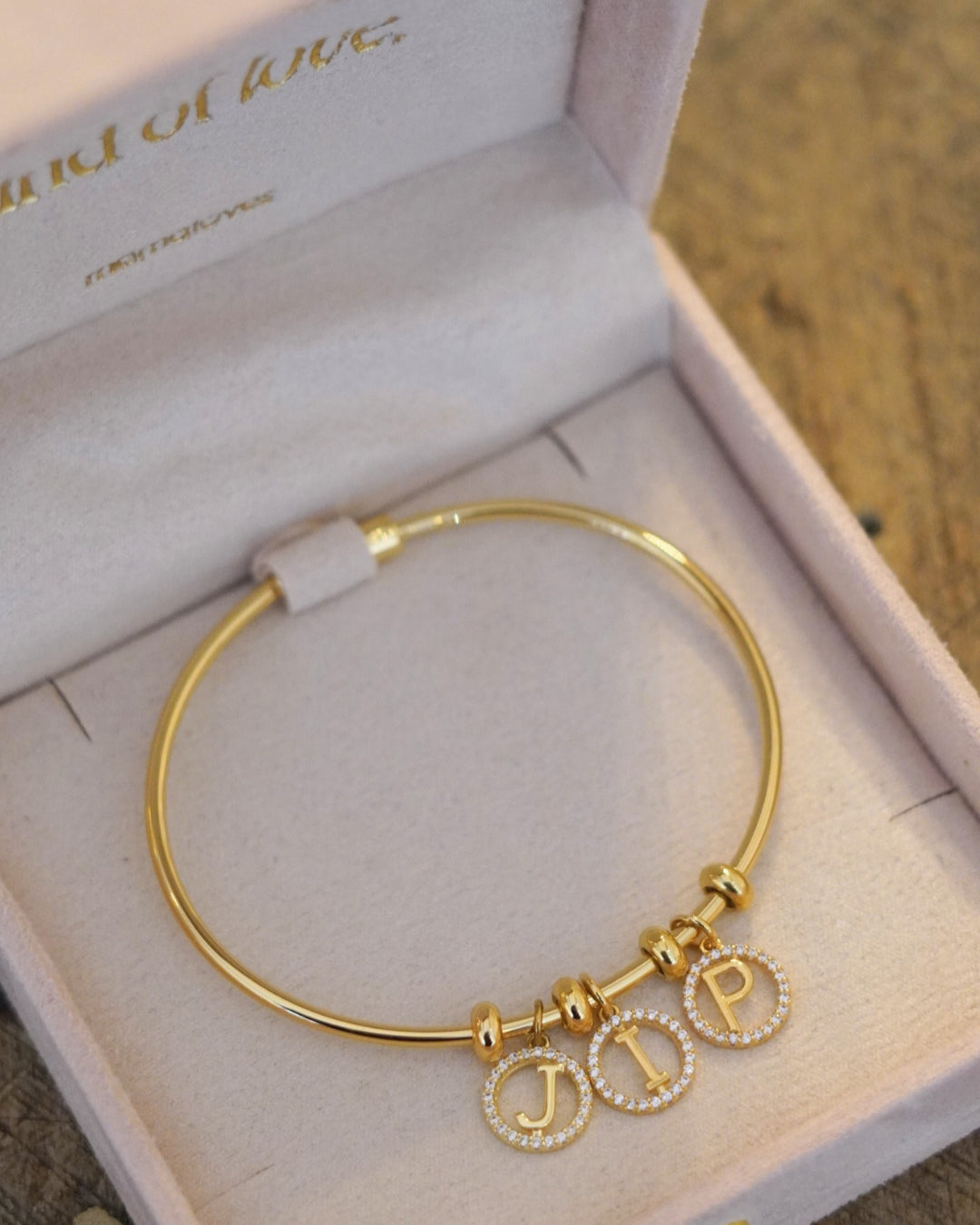 Letter Sparkle Charm Bangle - Verguld - Gepersonaliseerde bedelarmband